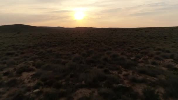 Кадри Польоту Над Долиною Робертсона Дроном Під Час Заходу Сонця — стокове відео