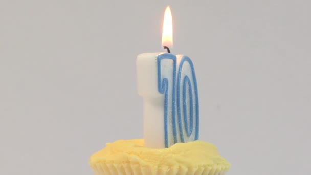 70. születésnapi gyertya a tortán