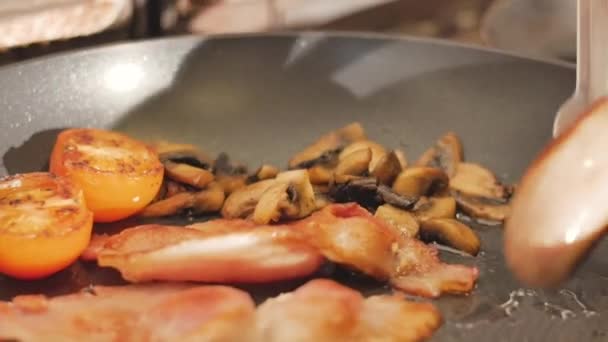 Enchidos Bacon Tomates Cogumelos Fritando Uma Panela — Vídeo de Stock