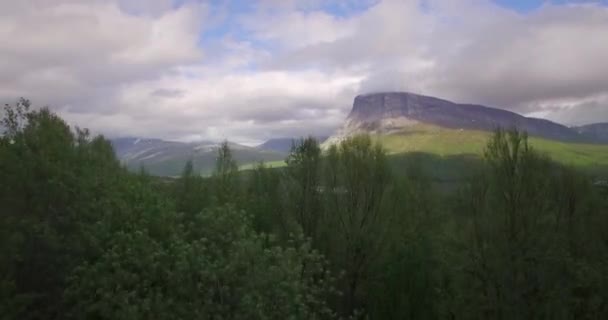 Stig Upp Från Bälgträd Som Smädar Vackert Episkt Berg Norge — Stockvideo