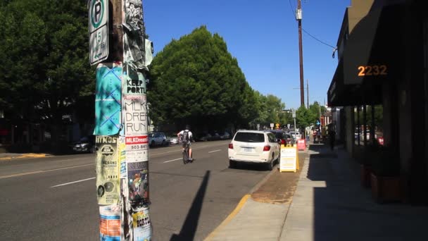 Portland Oregon Biker Sprawdza Ruch Skręca Centrum Ulicy — Wideo stockowe