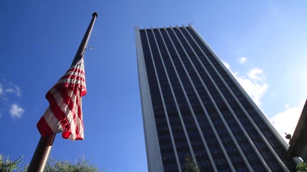 Portland Oregon Julio 2015 Bandera Cuelga Cojera Medio Mástil Frente — Vídeo de stock