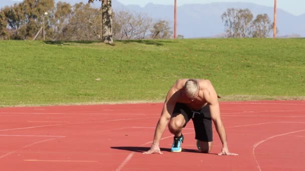 Fit Männlicher Sportler Sprinter Hat Explosiven Start Beim Training Auf — Stockvideo