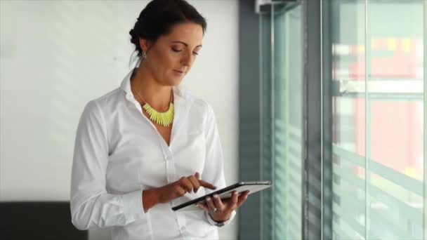 Mladá Brunetka Žena Vážné Podnikání Žena Sobě Bílé Pracovní Tabletu — Stock video