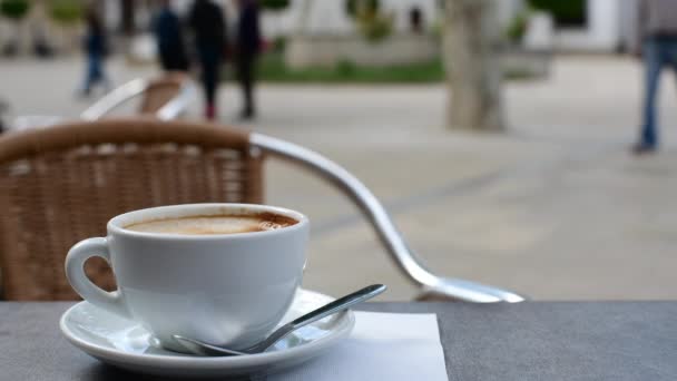 Café Relaxante Primeiro Plano Com Vida Cotidiana Acontecendo Segundo Plano — Vídeo de Stock