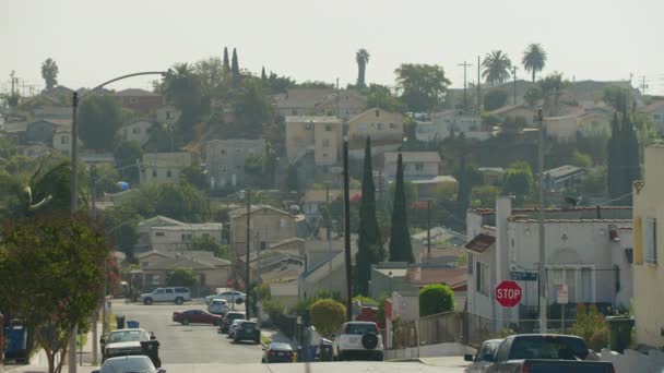 Los Angeles Yolunun Aşağısında Mahallede Bir Araba Dönüyor — Stok video