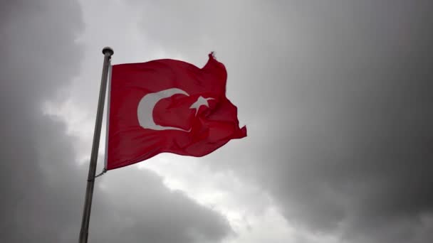 Een Turkse Vlag Wapperend Harde Wind Tegen Een Bewolkte Achtergrond — Stockvideo