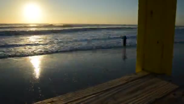 Goldener Sonnenaufgang Strand Von Miami Von Einem Rettungsschwimmturm Florida Usa — Stockvideo