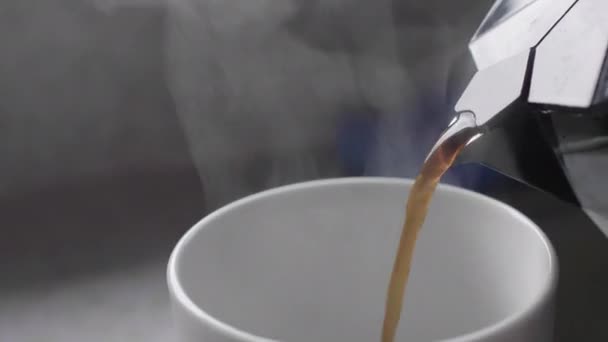 把咖啡倒进杯子 — 图库视频影像
