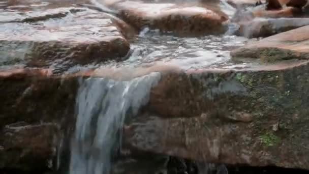 Água Está Fluindo Para Baixo Córrego Enquanto Câmera Retarda Bandejas — Vídeo de Stock