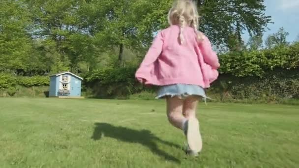 Mädchen Rennt Sonnenschein Zeitlupe Zum Wendy Haus — Stockvideo