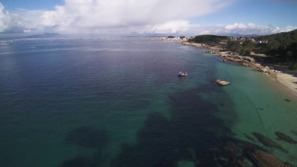 Gran Día Playa Tiro Dron Con Barco Pesca — Vídeo de stock