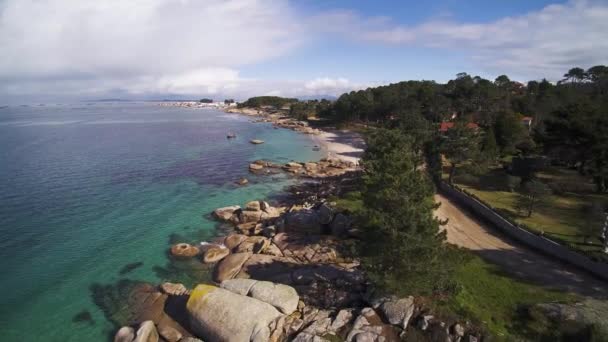 Grande Giornata Sulla Spiaggia Drone Colpo Con Una Barca Pesca — Video Stock