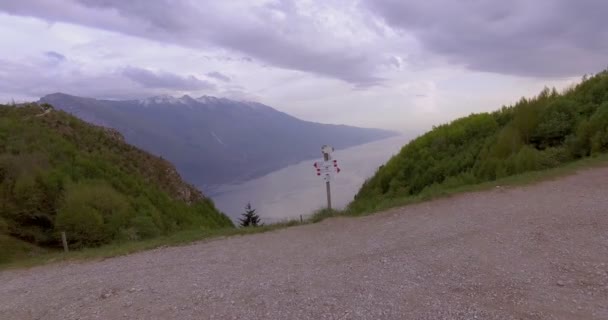 Drone Revelar Disparo Del Lago Garda Partir Parte Inferior Cartel — Vídeo de stock