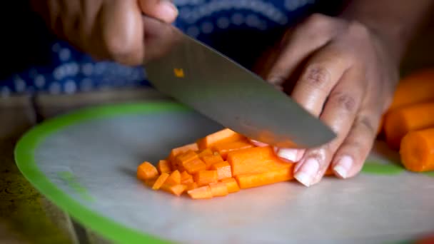 Dicing Morötter Närbild Afroamerikanska Händer Hugga — Stockvideo