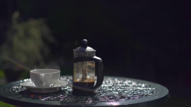 Café Caliente Vapor Sentado Una Mesa Jardín Con Cafeína Derecha — Vídeo de stock