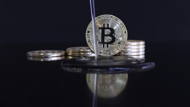 Bitcoin Criptomoneda Agua Vertiendo Sobre Las Monedas — Vídeos de Stock