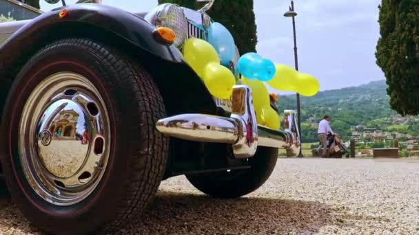 Enthüllung Eines Oldtimers Mit Luftballons — Stockvideo