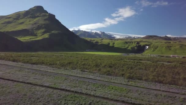 Szeroki Widok Powietrza Wodospad Skgafoss Islandii Słoneczny Letni Dzień Górami — Wideo stockowe