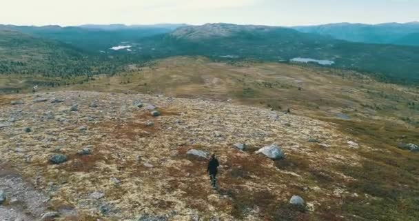 Chica Noruega Las Montañas — Vídeos de Stock