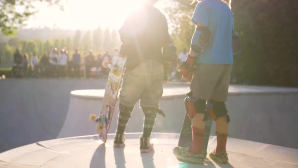 Zwei Kinder Nähern Sich Mit Ihren Skateboards Einer Betonschale Mit — Stockvideo