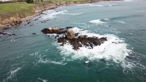 Overhead Tiro Ondas Colidindo Sobre Rochas Ilha — Vídeo de Stock