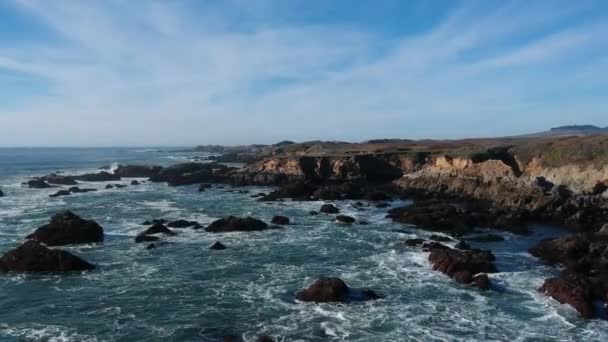 Meio Círculo Aéreo Tiro Ondas Quebrando Sobre Costa Rochosa — Vídeo de Stock