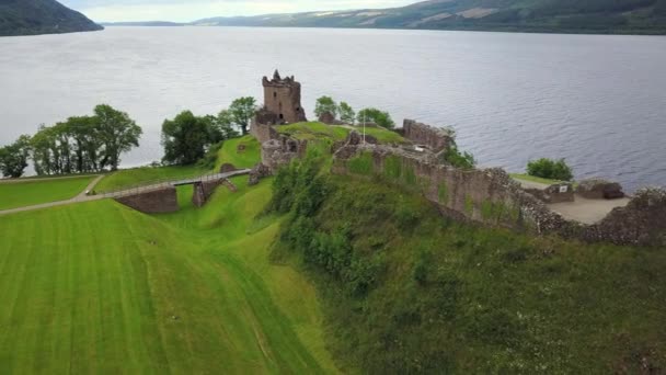 Zřícenina Hradu Urquhart Průlet Zleva Doprava Věž Loch Ness Pozadí — Stock video