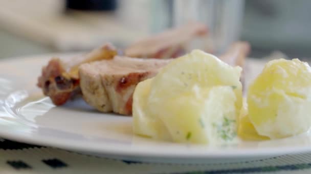 Poner Tomates Papas Plato Cámara Lenta Con Cortes — Vídeo de stock