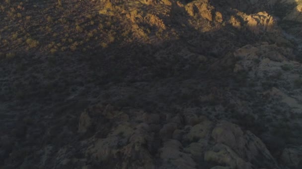 Luftaufnahme Des Arizona Mountain Valley Fuße Einer Klippe Der Abenddämmerung — Stockvideo