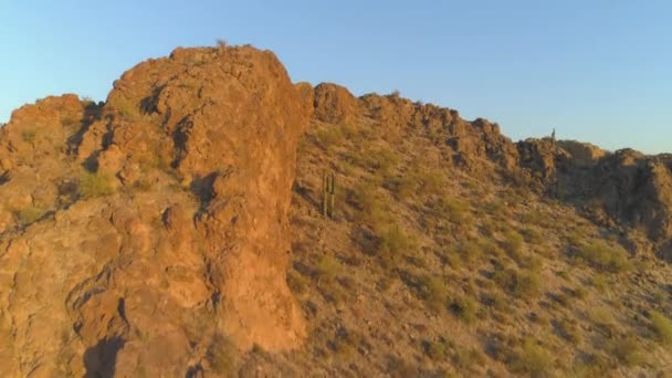 Aufzug Der Arizona Mountains Der Dämmerung Mit Kakteen Bedeckt — Stockvideo