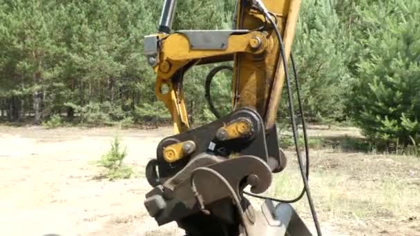 ドイツの森の中にシャベル付き黄色の掘削機 — ストック動画