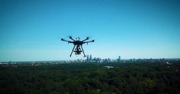 Drone Lyfter Och Lyfter Sina Skidor Med Philadelphias Skyline Synlig — Stockvideo