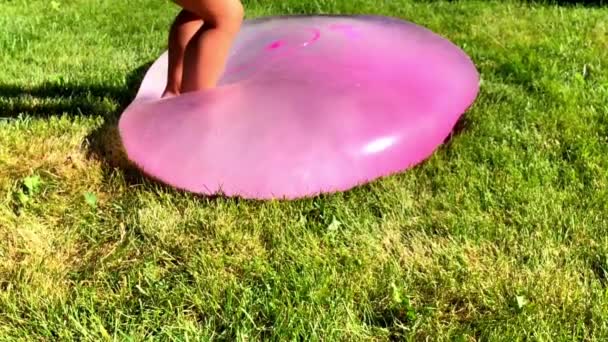 Bubble Wubble Bal Gevuld Met Water Slow Motion Spelen Bubble — Stockvideo