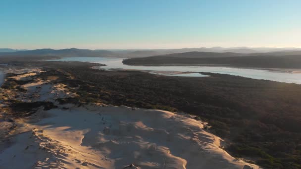 Съемка Воздуха Песчаных Дюн Закате Солнца Холмами — стоковое видео