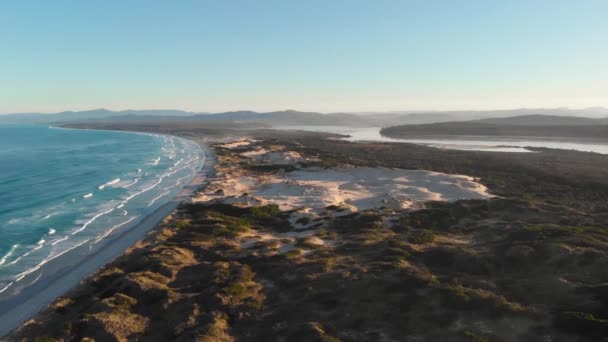 Vista Aérea Extensa Costa Con Dunas Arena Lejos — Vídeo de stock