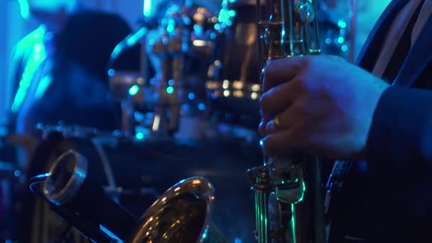 Jugar Saxofón Una Fiesta — Vídeo de stock