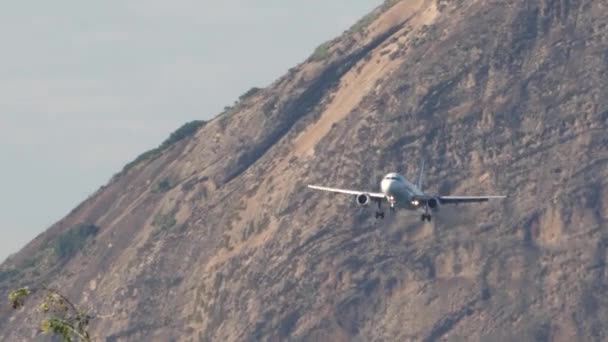 Літак Приземляється Прекрасному Тропічному Місті — стокове відео