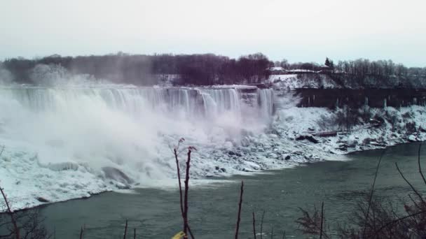 Shot American Falls Zimie Szeroki Strzał Gdy Wodospad Zaczynał Zamarzać — Wideo stockowe