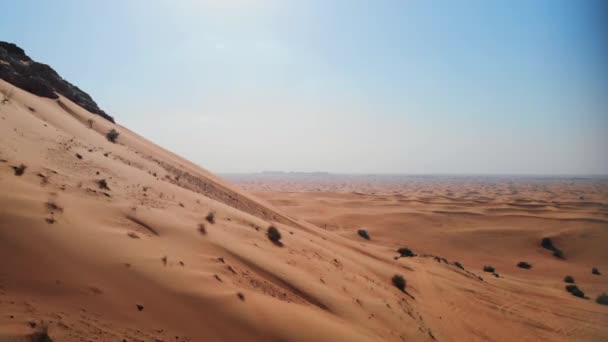 Drone Footage Rising Sand Dune Endless Desert Distance — Stock Video