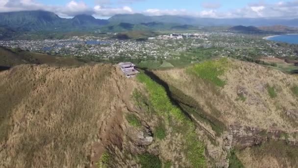 Aerial Pillbox Beach Cliff Reverse Hero Tire Hacia Atrás Warp — Vídeos de Stock