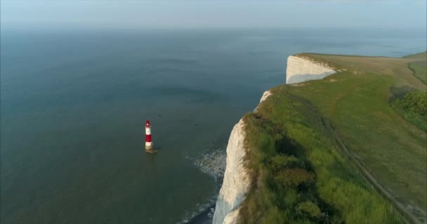 Deniz Fenerinin Yanından Uçar Gider — Stok video