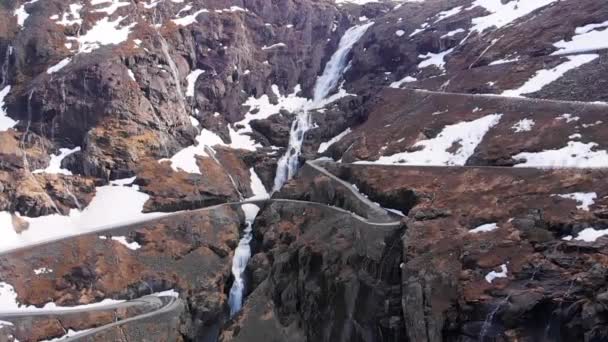 Dron Cámara Lenta Disparó Una Cascada Trollstigen Road Noruega Las — Vídeo de stock