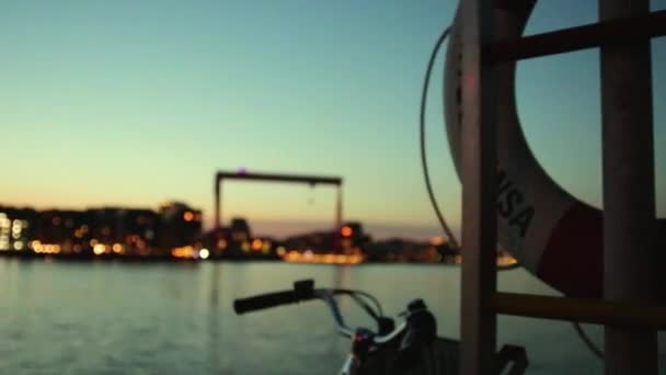 Flusslauf Bei Nacht Mit Schwerpunkt Lebensretter Und Fahrrad Geringe Schärfentiefe — Stockvideo