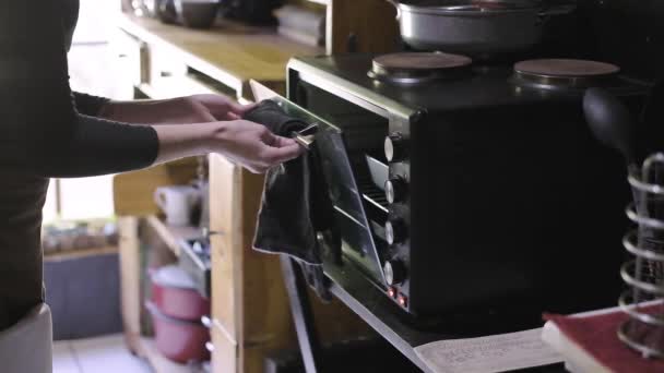 Una Chica Cerrando Pequeño Horno Cocina — Vídeos de Stock