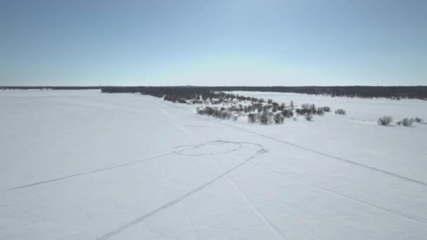 Prachtige Rivier Tornio Finland Zweden Winter Sneeuwscooters Passeren Mensen Ijsvissen — Stockvideo