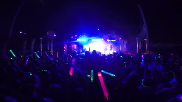 Musikfestival Mit Tanzenden Menschen — Stockvideo