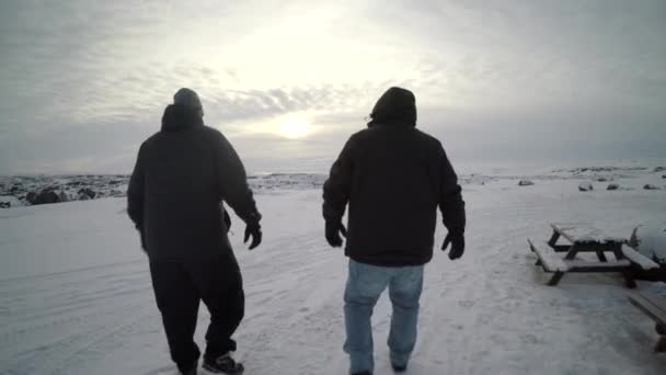 Les Hommes Marchant Dans Nord Islande — Video