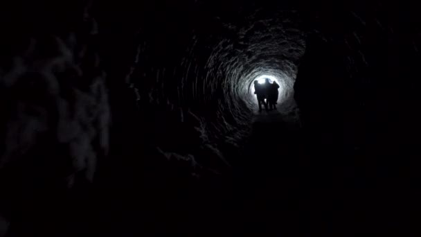 Går Tunnel Inifrån Glaciär — Stockvideo