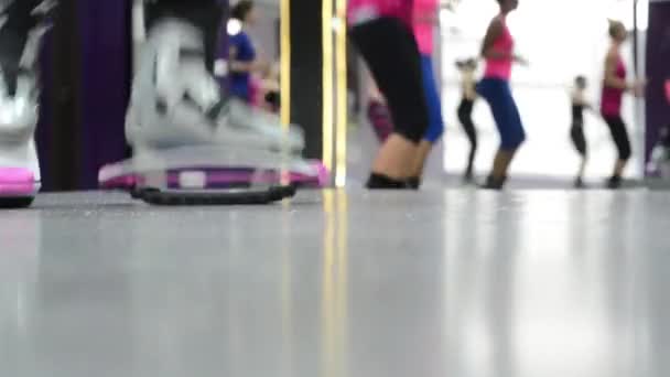 Close Zijaanzicht Van Persoon Die Springstelten Traint Een Groepsklasse Fitness — Stockvideo